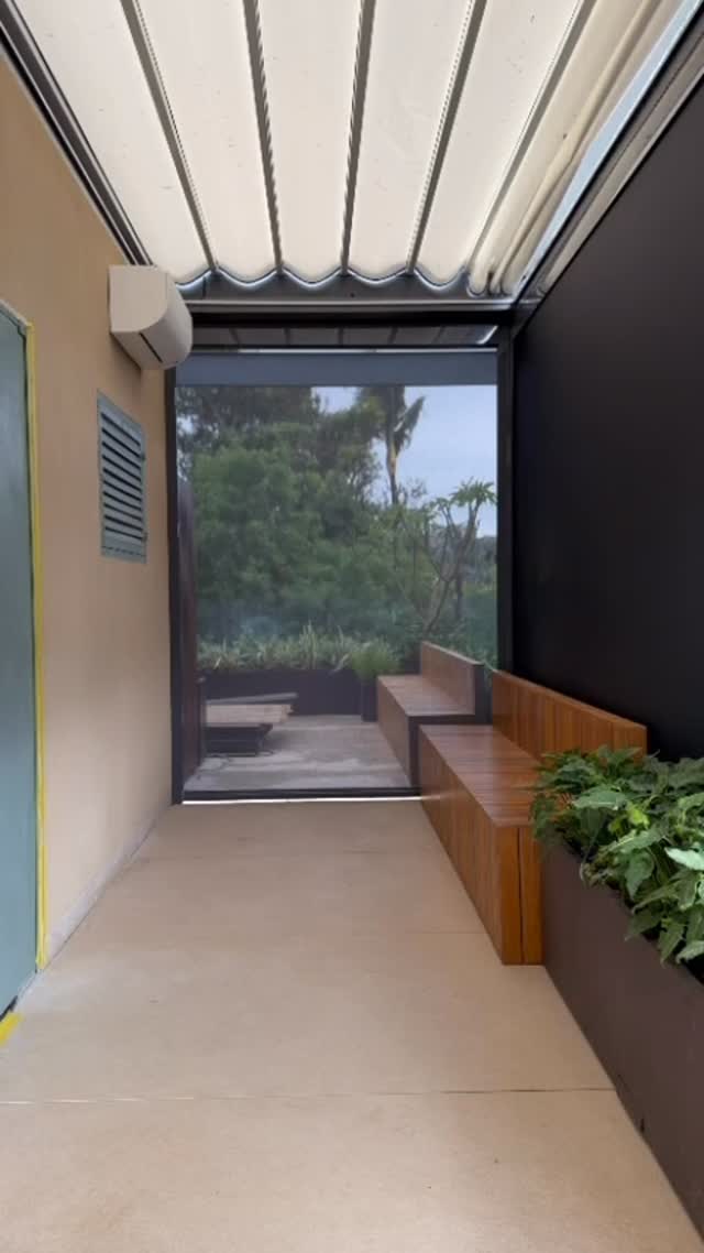 O pátio como extensão do projeto.
Proteção solar e chuva integradas à arquitetura,
com controle, conforto e precisão estética.
Design que permite viver o exterior
em qualquer estação.
🌦️
Arthur Decor | Pátio Design
