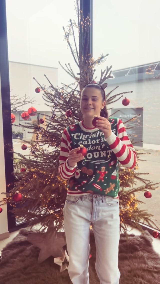 Wir von Cermak wünschen euch und euren Familien besinnliche Feiertage, erholsame Stunden und einen wunderbaren Start ins neue Jahr.
Danke für euer Vertrauen und die tolle Zusammenarbeit – wir freuen uns auf alles, was kommt!
Frohe Weihnachten & schöne Feiertage
Euer Cermak-Team 🎅🎁