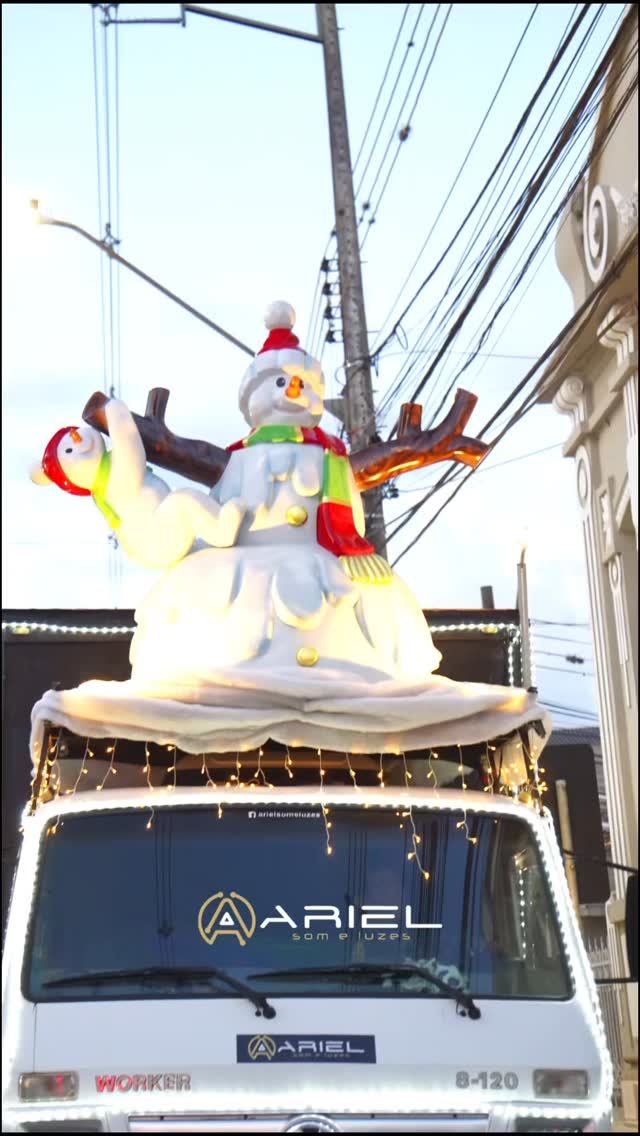 ✨ Natal de Ponta Grossa – Feliz Cidade ✨
E assim foi a magia do nosso Palco Truck e do Noel Móvel, na Parada Natalíssima, levando encanto, emoção e espírito natalino por cada canto da cidade.
Um projeto pensado para aproximar pessoas, transformar ruas em cenários de celebração e criar experiências inesquecíveis, onde luz, som e movimento se uniram para dar vida ao Natal de Ponta Grossa.
Emocionar famílias, envolver o público e valorizar cada detalhe dessa grande festa que fez a cidade sorrir.
• Realização: @cultura.pg e @prefspg
Vídeo de: @pinat_made