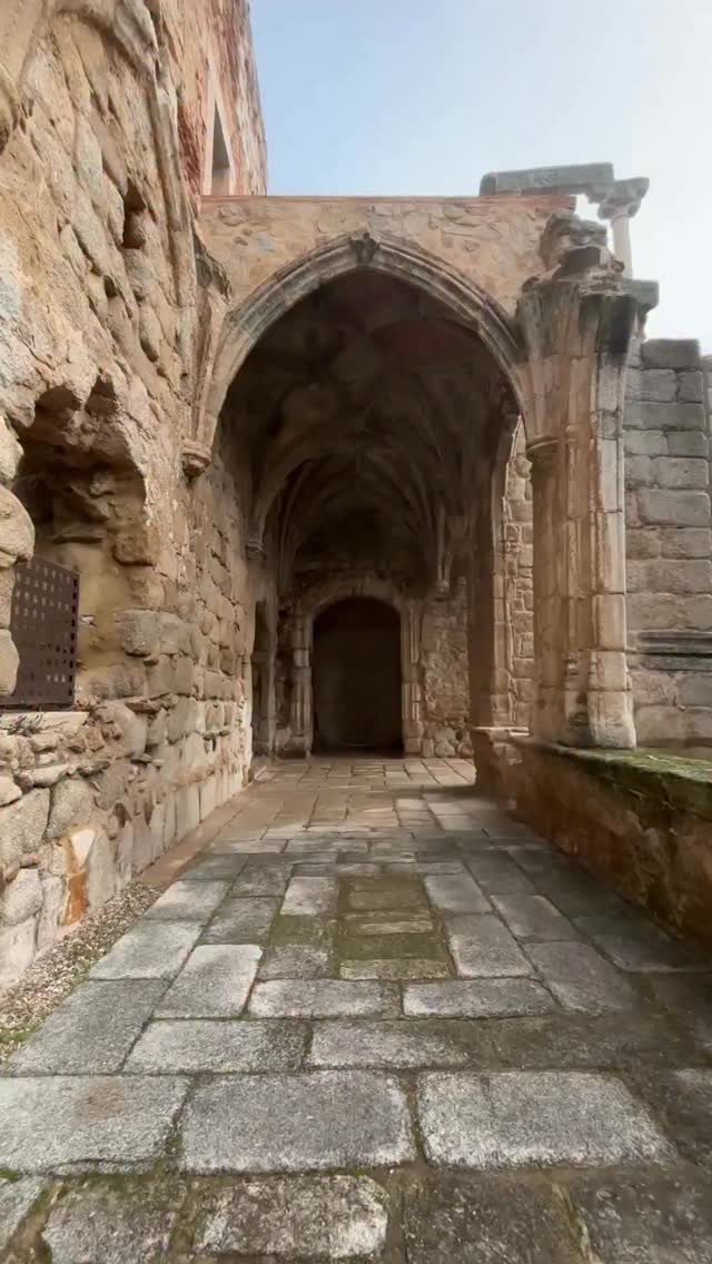 A este ejercicio lo bautizamos como Amor Profanus, una propuesta de fotografía escenificada cuyo objetivo era narrar una historia completa en una sola imagen, tomando como referencia el trabajo de autores como Jeff Wall, Gregory Crewdson, Philip-Lorca diCorcia y Erwin Olaf.
Trabajamos con dos modelos en el Monasterio de Pelayos de la Presa, un espacio eclesiástico en decadencia que se convierte en escenario simbólico para representar un amor tradicionalmente prohibido. El propio lugar refuerza el discurso, estableciendo un diálogo entre tradición, desgaste y cambio social.
La escena fue cuidadosamente construida: luz natural combinada con flash, atmósfera creada mediante máquina de humo, vestuario pensado desde el concepto y una acción clara que activa la narrativa.
Un ejercicio donde cada decisión visual está al servicio del relato y donde la imagen deja de ser solo una fotografía para convertirse en una historia.
Modelos: @nicolechica_ y @delaiag
#tipsdefotografia #clasesdefotografia #fotoscreativas #tutorialfotografia #tutorialfotografia