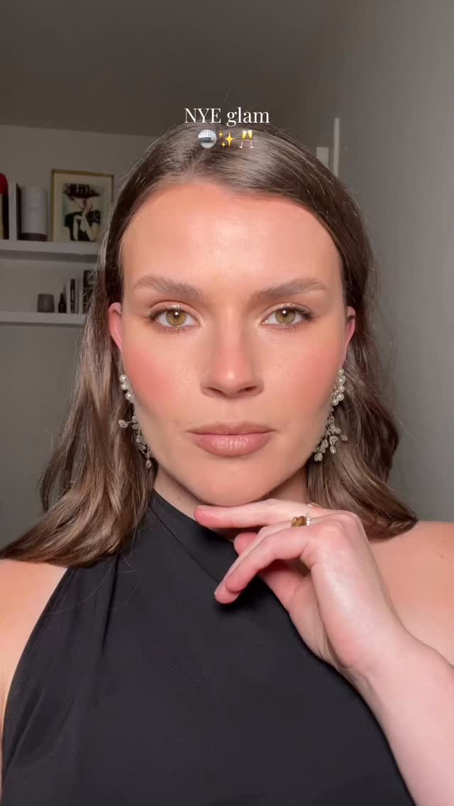 A NYE glam makeup look to go into 2026 looking like your hottest and most beautiful self ✨
Are you going to give this makeup look a go tonight?
•
•
•
•
•
#nyemakeup #nyeglam #nyemakeuptutorial #nyelook #makeuplook