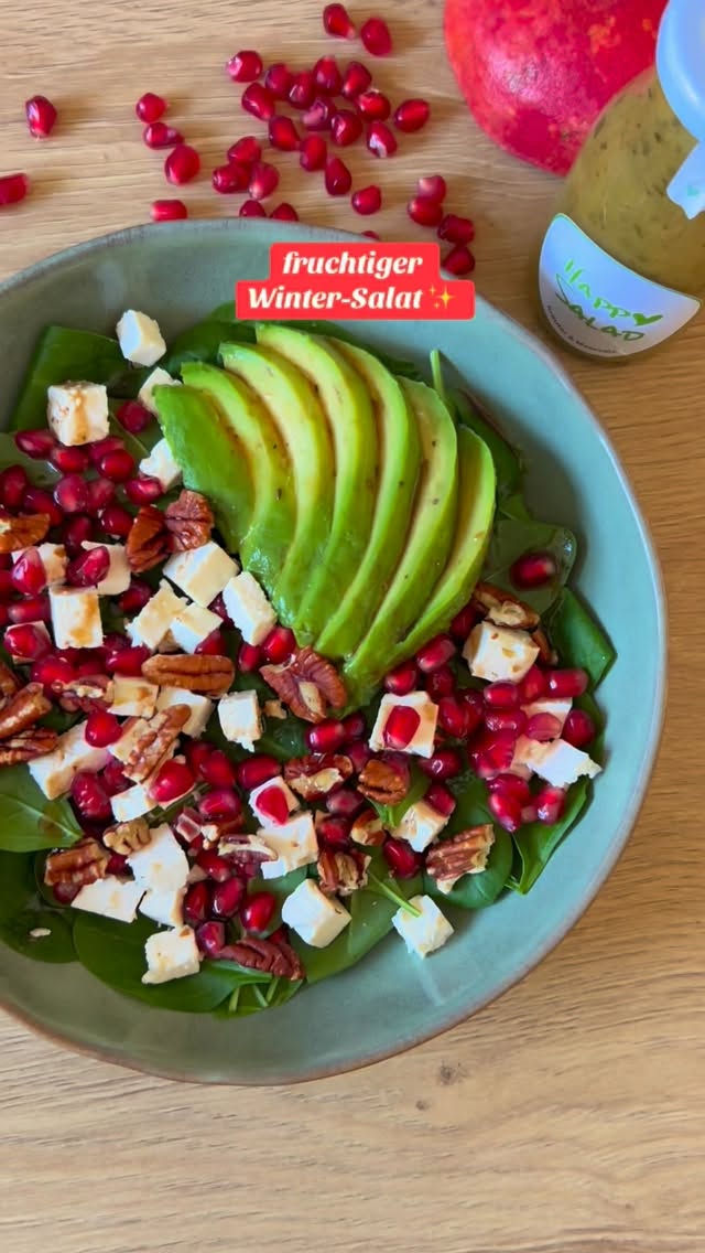Fruchtiger Winter-Salat 🌟❤️
Zutaten:
❤️ Babyspinat oder gemischte Blattsalate
❤️ Granatapfelkerne
❤️ Avocado
❤️ Pekannüsse – natur oder kandiert
❤️ Feta-Käse
❤️ Happy Salad Dressing deiner Wahl 👉besonders lecker mit dem Sauerkirsche & Balsamico oder Kräuter & Meersalz Dressing
Zubereitung:
* Salat gründlich waschen und gut abtrocknen.
* Feta-Käse und Granatapfelkerne darüber streuen, Avocado in Scheiben schneiden und dazugeben.
* Pekannüsse grob hacken und hinzufügen.
* Mit deinem Lieblings-Happy-Salad-Dressing verfeinern.
* Anrichten & sofort genießen. ✨
🎄 Nicht vergessen: Nur noch heute erhältst du 24 % Weihnachtsrabatt auf deine gesamte Bestellung mit dem Code Advent4. Extra-Highlight: Jede Bestellung landet automatisch im Lostopf für einen tollen Gewinn!
🎁 Zu gewinnen:
* Ein Knusper Konfetti Paket für deine Silvester-Salatbar 🥳💥
BE HAPPY & STAY HEALTHY 💚
#Weihnachtsrezept #salat #FrischerSalat #HappySalad #HealthyChristmas FreshAndHealthy salatliebe