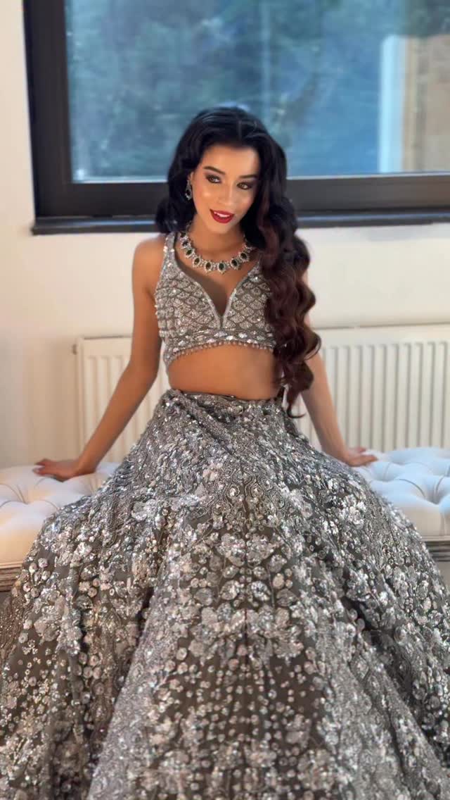 When your bridal outfit is full of shimmer and reflective tones (like this silver lehenga), your makeup has to work with the light, not against it. ✨
A few pro tips for brides choosing high-shine outfits:
1️⃣ Avoid overly frosted highlighters - they’ll bounce light unevenly on camera.
2️⃣ Go for a velvet-matte base that gives glow through skin, not through product.
3️⃣ Anchor your look with warmth - think a deeper lip or bronzed contour to ground the glow.
The result? Radiance that feels luxurious, not overpowering. 💎
Save this if your bridal outfit has silver, champagne, or mirror work - you’ll thank yourself later when you see your photos.
silver bridal outfit makeup tips, Asian bride London, luxury bridal makeup artist UK, bridal skin finish advice, ABM PRO London
In frame:
Designer @bibildn
Jewellery @heritage_jewels
Muse @_.chana1
Decor @jago_de_rang