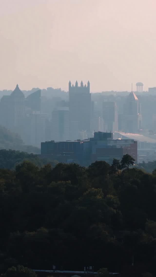 Katie and Kyle 🫶 These two celebrated their love story with an iconic Pittsburgh backdrop. It was classic with pops of artistic flair throughout. And my goodness, their laughter lights up the world! We could not be happier for these incredible newlyweds or more honored to have been part of their celebration!
