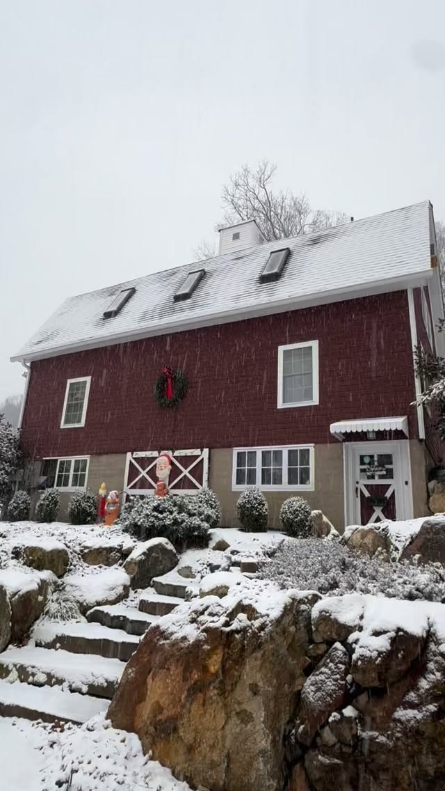 Wishing everyone a safe, happy and healthy holiday and new year! Thank you for an amazing 2025 and we’re looking forward to a fantastic 2026!
.
.
.
#makinghits #mixengineer #producer #producerlife #producergrind #punkrock #poppunk #rocknroll #americana #countrymusic #singersongwriter #metal #indie #indiepop #indierock #alternative #alternativerock #protools #neve #amek #rupertnevedesigns #empiricallabs #audient #uad
#merrychristmas