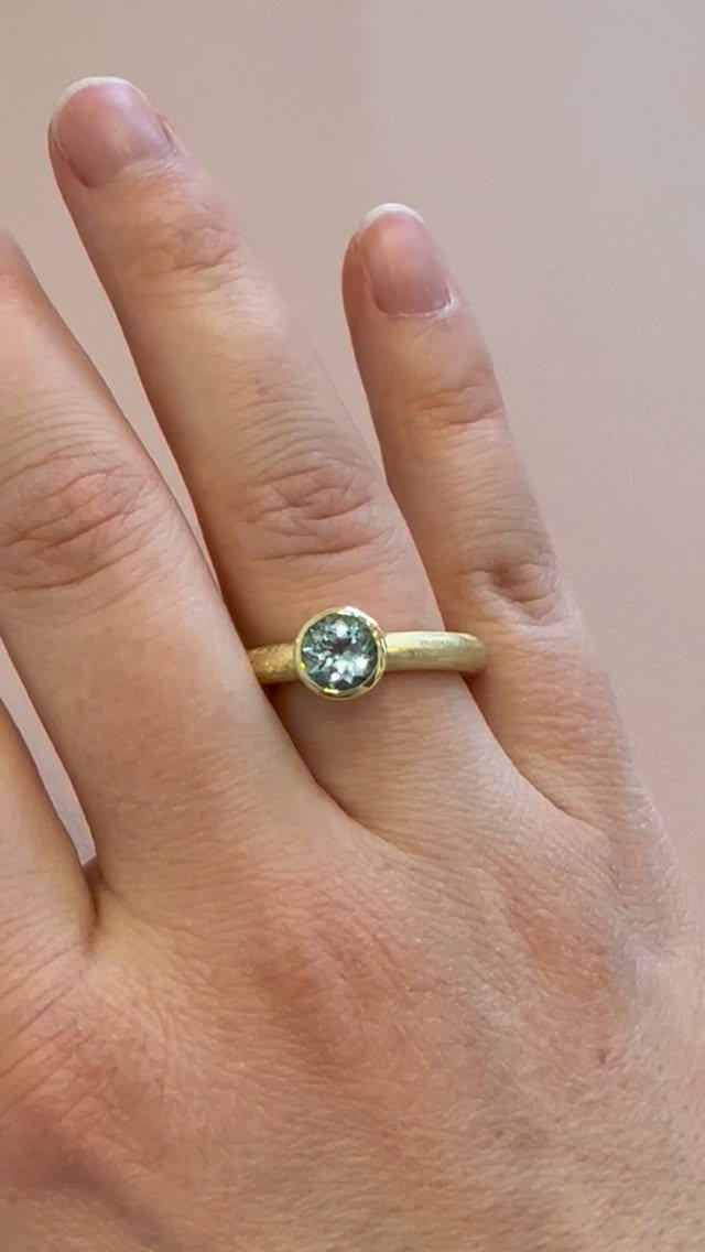 #thankyou 2025 war e schéint Joer, voller onvergiessleche Momenter mat Iech.
Merci fir äert Vertrauen an dofir, datt dir mech un äre Geschichten, Emotiounen a besonnesche Momenter hutt deelhuele gelooss.
Bijouen sinn méi wéi Schmuck – si schafen Erënnerungen, déi fir ëmmer bleiwen. ✨💍 #SmallBusiness
#handmadejewelry #luxembourg #goldsmith