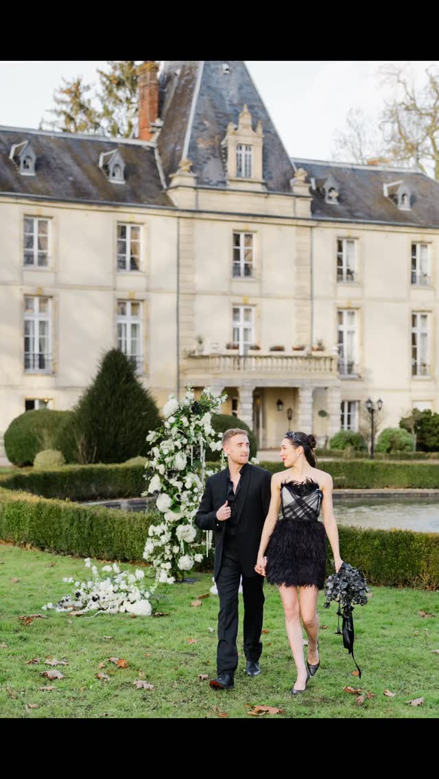 Merci, 2025.
Quel bonheur de revivre, en images, les mariages qui ont marqué cette année.
Chaque reportage me rappelle à quel point ces journées sont uniques, intenses, profondément humaines.
Chaque année me fait grandir un peu plus.
Même si la vie d’auto-entrepreneure n’est pas toujours simple, j’ai la chance d’être entourée et soutenue.
Je tiens à adresser un immense merci à tous les couples qui m’ont accordé leur confiance,
à mes proches,
et à toutes les personnes qui croisent mon chemin,
qui prennent le temps d’un mot, d’un message, d’une attention.
Merci de m’avoir invitée au cœur de vos célébrations, de votre amour, de vos instants de partage.
C’est un privilège de raconter vos histoires, une à une, avec sensibilité et intention.
Je dis au revoir à 2025 avec gratitude,
et j’ai déjà hâte de raconter en images les célébrations de 2026.
Il me reste quelques dates sur mai, septembre et octobre - contactez-moi en dm pour valider votre date.
Photographe de mariage | photographe mariage caen | photographe Normandie | photographe fine art | photographe loose editorial