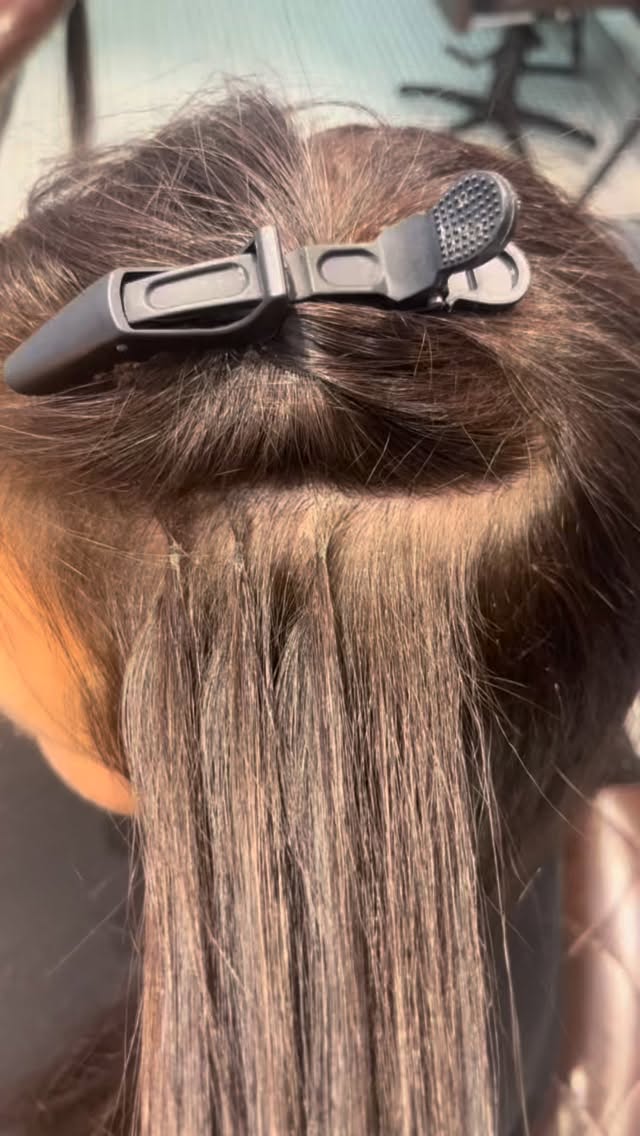 Enjoy a 30% discount on all our micro-extension treatments, valid for the New Year! Book your appointments now and don't miss this opportunity to enter the New Year with the hair you've always wanted. For inquiries and appointments, you can reach us via Instagram, WhatsApp, or our website.