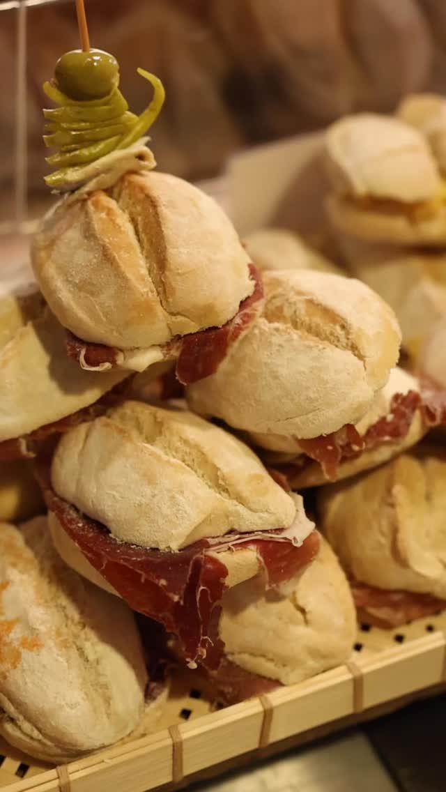 ¿Has probado nuestros llonguets? 🫣
#puertoportalsevents #puertoportals #christmasmarketpuertoportals