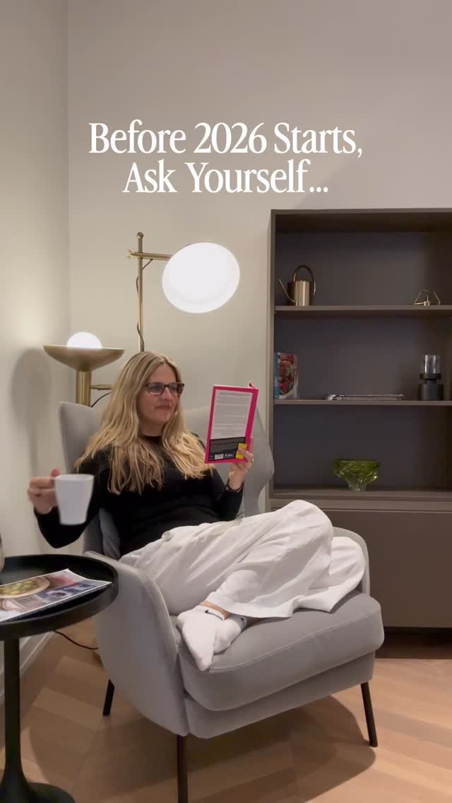 Before 2026 starts, I don’t need another resolution, I just pause.
Living abroad in 3 countries has a way of keeping me in survival mode.
Adjusting, adapting, tolerating… again and again.
But before I carry all of that into the new year, I ask myself:
🖊️ What do I want to experience more during this time abroad?
🖊️ What do I need to stop tolerating?
🖊️ What am I not allowing myself to dream of yet?
2026 doesn’t need a new version of us, it needs a more aligned one.
Thank you for following me also in 2026 for grounded reflections, emotional clarity, and support for the inner work of living abroad.
#expatlife #onlinetherapist #expatcoach