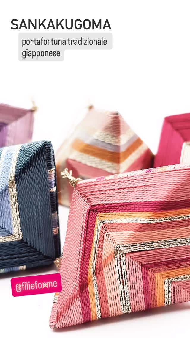 Grazie al corso di @kiyokomiyagoshi presso l' @istitutodebardi ho realizzato il mio primo Sankakugoma. 💪❣️era tanto che non riuscivo a realizzare nulla di creativo 😓 e questa piccola trottola colorata é riuscita a farmi staccare la spina e a farmi concentrare solo sul colore! ☺️
Mi é piaciuto talmente tanto che ne ho realizzati alcuni come regalo di Natale.🎄🎅
I filati di @filieforme mi sono venuti in aiuto e dopo aver fatto varie prove ho trovato interessante utilizzare i filati Mirto e Poly e mescolarli con il filo in seta. Il risultato mi é piaciuto un sacco! 🥰
Se vi piacciono come sono piaciuti a me vi consiglio di frequentare, quando possibile, il corso per poterli realizzare! 😘