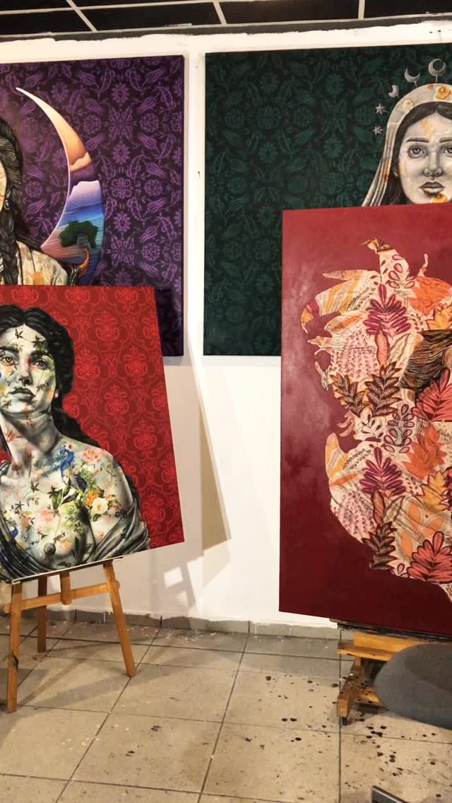 Auch 2025 war ziemlich voll. Voll mit Schaffen, Reisen, Gesprächen, Ausstellungen und einem Leben im Atelier.
Manches war laut, manches ganz leise, aber langweilig war es nie.
Ich durfte dieses Jahr wieder an vielen Orten ausstellen: von Bremen bis München, von Berlin über Leipzig bis Köln. Dass mein Werk sogar seinen Weg in die Pinakothek der Moderne gefunden hat, fühlt sich immer noch ein bisschen surreal an.
Ungefähr 30 neue Werke sind entstanden. Fast alle Werke haben ein neues Zuhause gefunden und sind weitergezogen. Das ist jedes Mal ein schönes Loslassen.
Also kein Plan, kein Fazit. Einfach weitermachen.✌🏼
.
.
.
.
.
.
.
.
.
.
.
.
.
.
.
#art #painting #instaart