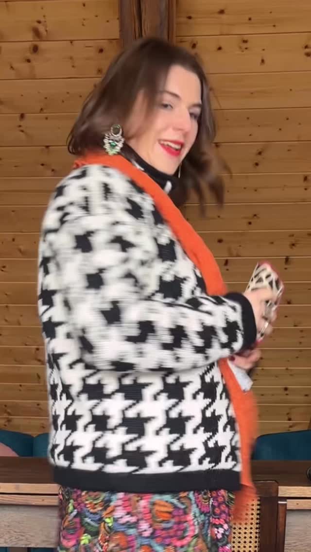 Nachhaltig anziehen, ohne auf Style zu verzichten.
Ich bin Rosalie und zeige dir faire Mode. Hier geht’s um Spaß an Mode statt Uniformen Look 👀.
Was du hier findest:
❤️Faire Kleidung & Schuhe
❤️Materialwissen & Pflege
❤️Mustermix-Tipps
❤️Modegeschichte
Kein Fast Fashion.
Kein traditioneller Ökostyle.
Sondern kuratierte Styles, die bleiben.
📍 Traumpaare Geiger, Bad Waldsee
Folge mir für mehr nachhaltige Mode mit Persönlichkeit.
#nachhaltigemode #fairfashion #slowfashion #ökomode #nachhaltigekleidung fairemode consciousfashion sustainablestyle greenfashion ecofashion dopamindressing nachhaltigkaufen fairproduziert europafashion qualitätstattquantität badwaldsee ravensburg bodensee oberschwaben traumpaaregeiger