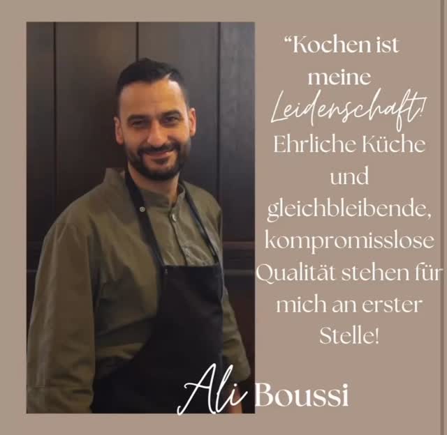 Unser Küchenchef und Teilhaber Ali Boussi hatte seinen ersten Job als Küchenhilfe bereits mit 14 Jahren.
Danach war für ihn klar, dass die Ausbildung als Koch genau das Richtige ist. Die Begeisterung fürs Kochen hat er seitdem nie verloren.
Selbst nach Jahren in Sterneküchen und eigenen Restaurants ist er allerdings bodenständig geblieben, denn für ihn geht nichts über ein Essen von seiner Mama.
PS: Unsere Linsensuppe ist nach dem Rezept von Ali‘s
Mutter zubereitet
#Küchenchef #chefdecuisine #kochen #koch #leidenschaft