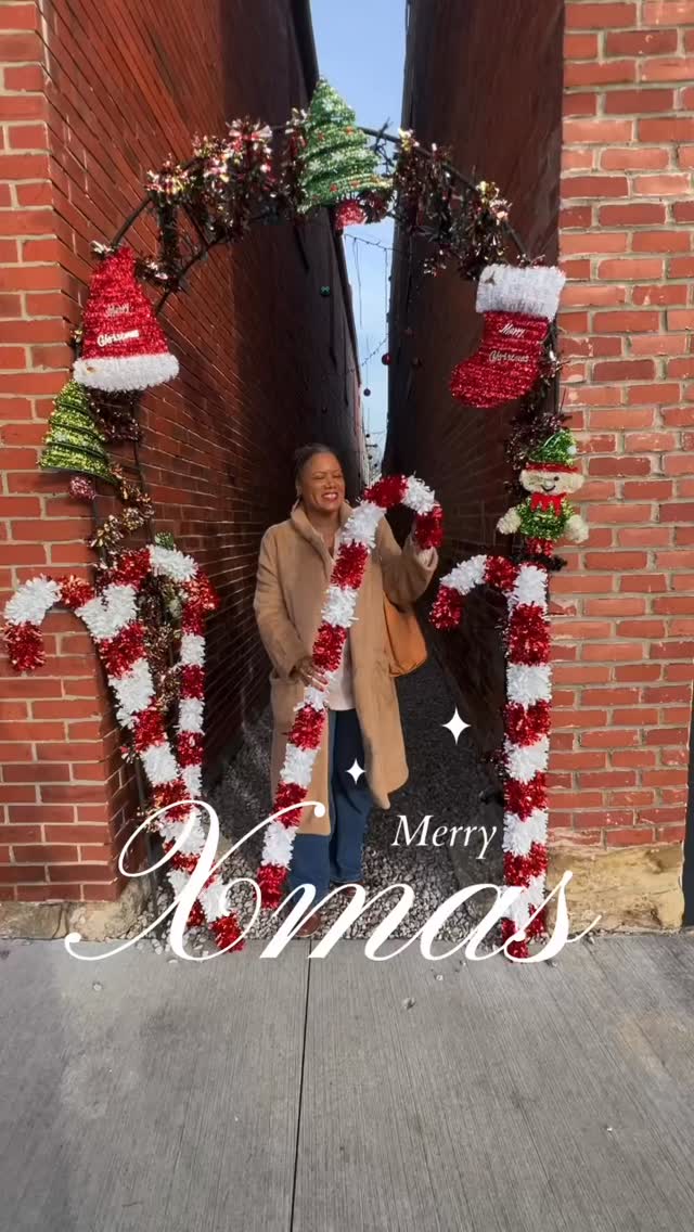 Happy Holidays to all! 🎄#happyholidays #travelmore #family #peaceonearth