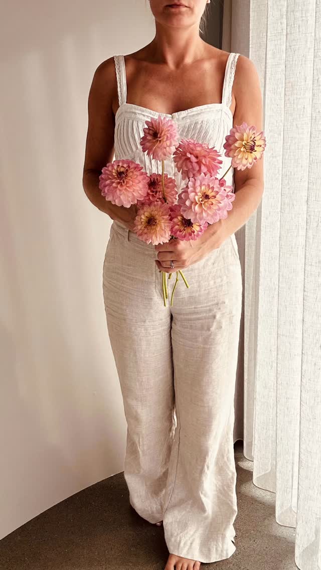 Låt oss ta en paus i vinterkylan och längta tillbaka till sommaren en stund med Aloa Celine 💃 Här fotad i slutet av säsongen då hennes bladspetsar gick i pudrigt mauve och cremegult. Till en början stod hennes färger i en skarpare kontrast till varandra och vi var tveksamma till om vi skulle fortsätta odla henne nästa säsong, men efter att färgerna mättats av blev vi mer och mer förtjusta i henne. Vad tycker ni? Är det här färger ni gillar? 🥰
Let’s take a break from the cold weather outside and long for summer for a while with Aloa Celine 💃 Here photographed at the end of the season when her leaf tips were in powdery mauve and creamy yellow. At first, her colors were in sharper contrast to each other and we were hesitant to continue growing her next season, but after the colors saturated, we became more and more fond of her. What do you think? Are these colors you like? 🥰
#storiesandcreations #dahliadesire #dahliafarmers #uniquedahlias #aloacelinedahlia