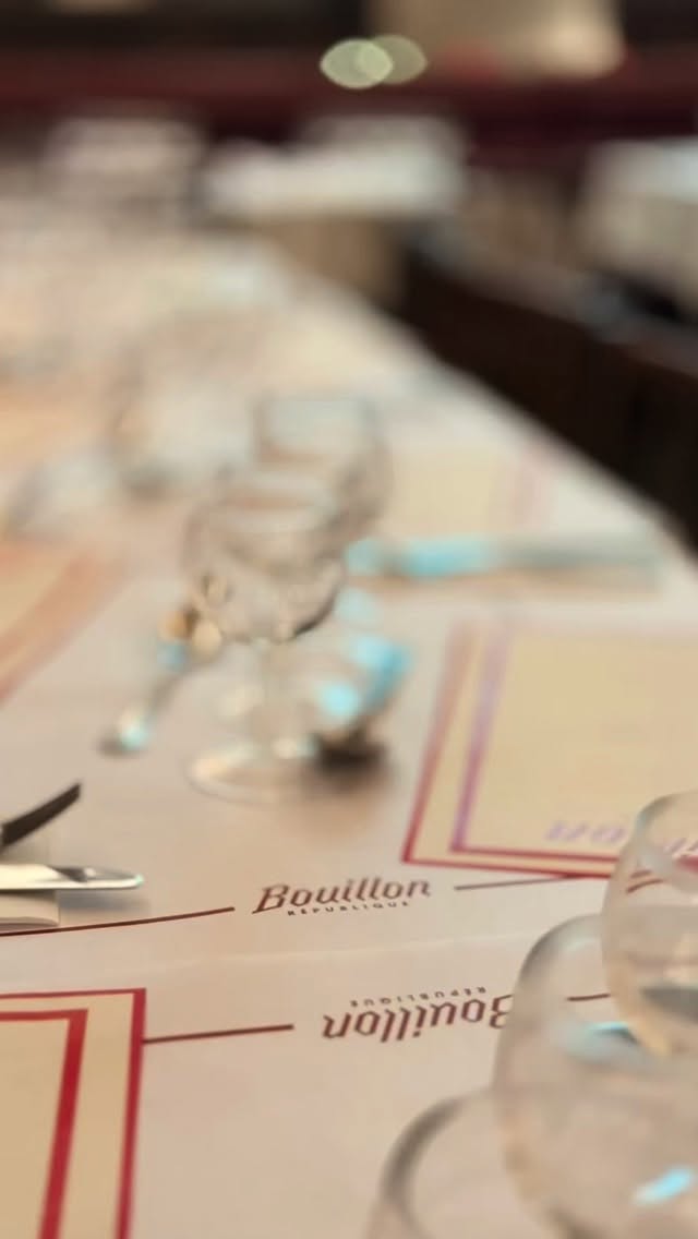 🎄The Evi Evane Christmas Dinner🎄
Le restaurant, les traiteurs, la cuisine, les bureaux, la famille, tous réunis pour fêter cette belle année chez les voisins @bouillonlinsta