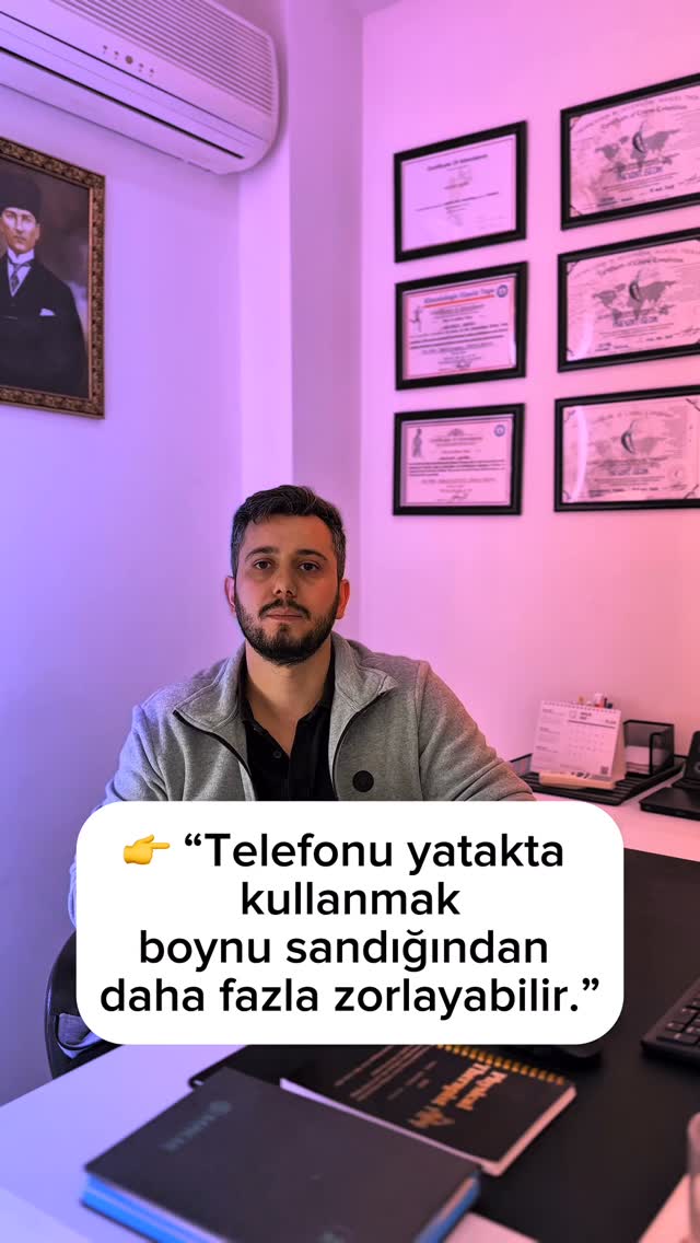 Yatarken telefon kullanmak, boynun doğal duruşunu fark etmeden bozabilir.
Başın öne eğilmesiyle birlikte boyun kasları daha fazla yük altında kalır ve bu durum zamanla gerginlik hissi oluşturabilir.
Bu alışkanlığın sık tekrarlanması, sabah saatlerinde boyun bölgesinde sertlik hissini artırabilir.
Günlük yaşamda küçük duruş farkındalıkları, boyun sağlığını desteklemeye yardımcı olabilir.
📎 Bu içerik genel bilgilendirme ve farkındalık amacıyla hazırlanmıştır.
Teşhis ve tedavi niteliği taşımaz.
#bilgilendirme
#telefonboynu
#boyunsağlığı
#postür
#hareketfarkındalığı
#omurgasağlığı
#dijitalyaşam