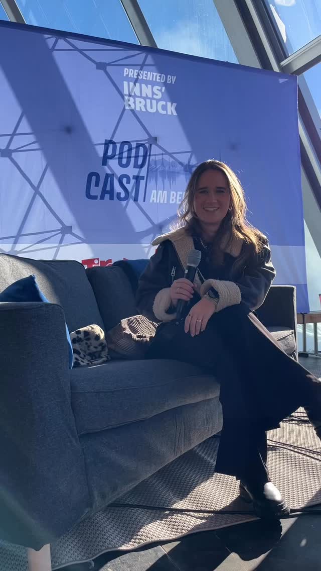 2025, du hast mein Leben auf den Kopf gestellt 🥹✨
Absolut verrückt, was in 365 Tagen passiert ist. Viele wunderschöne Moderationen, ein Jobwechsel, eine Wohnung renoviert, alte Freunde nach Jahren wieder getroffen, gereist, gelacht, geweint, mit Paolo zusammengezogen… hätte mir das alles jemand vor einem Jahr erzählt, hätte ich bestimmt vor Freude geweint 🥹 damals war alles noch ganz anders und es hat mal richtig knallen müssen mit vielen Tränen und schweren Zeiten, um dann Platz für etwas Neues zu schaffen 🤍✨ Und ich bin so dankbar für diesen Knall!
Liebes 2026, ich freu mich auf dich. Ich freu mich auf die schönen Zeiten und alles, was sich wieder verändern wird. Und ich freu mich auf herausfordernde Zeiten, weil ich weiß, dass immer alles gut wird ❤️🔥 Let’s rock this und bitte, liebes 2026, bring mich zum Staunen, was alles noch möglich ist. 🪐
#2025 #byebye2025 #2026 #2025recap #recap