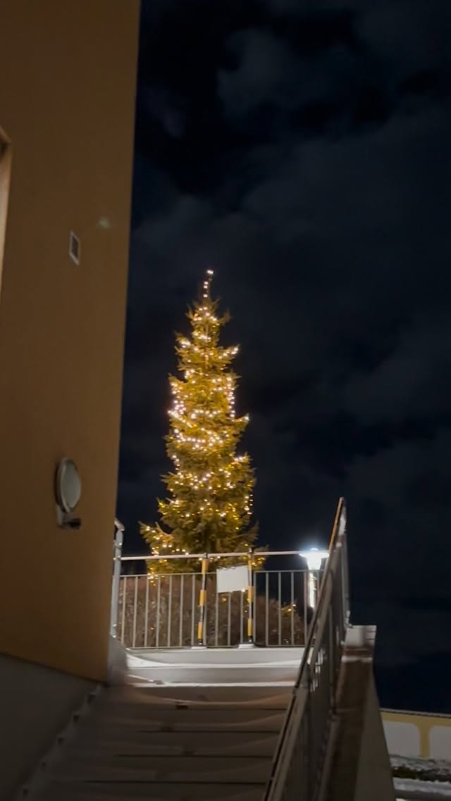 🎶✨ Wenn Legenden die Tanzfläche übernehmen…
Dann ist Musikball in Herzogsdorf! 💃🕺
📅 05.01.2026
📍 Gasthof Gahleitner
🎸 Die Edelsteiner bringen die größten Hits der Musikgeschichte live auf die Bühne!
Dresscode: Legende sein. Stimmung: garantiert. 😎🔥
#MusikballHerzogsdorf #LegendenDerMusikgeschichte #Edelsteiner #Ballnacht #Herzogsdorf