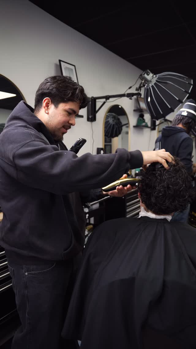 MEET NIK 💈
Fresh out of barber school and already leveling up the game. Sharp blends, clean lineups, and a hunger to perfect every cut. Book with Nik and watch the glow-up happen in real time. ✂️🔥