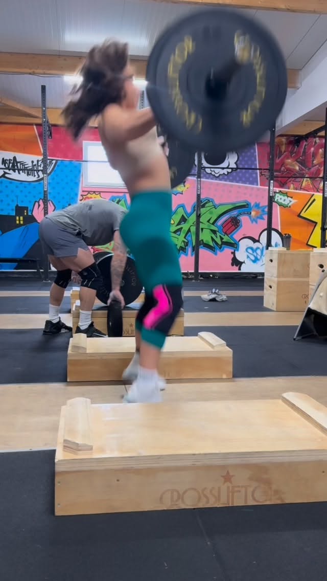 Profite. Mange. Vis.
Mais garde une chose : la capacité à revenir vite à une structure.
Beaucoup de personnes sont pleines de bonnes résolutions.
Motivées. Gonflées à bloc. Convaincues que cette fois, c’est la bonne.
Mais elles repoussent.
À lundi.
À janvier.
Après les fêtes.
Quand elles auront plus de temps.
Quand elles seront plus motivées.
Une semaine entre Noël et le jour de l’an ne ruine absolument rien.
Ni ton métabolisme.
Ni ton muscle.
Ni ta progression.
Ce qui ruine les résultats, ce n’est pas l’excès ponctuel.
C’est l’attente permanente.
Un corps ne se transforme pas sur une résolution.
Il se transforme sur 48 semaines de décisions simples, parfois imparfaites, mais répétées.
La différence entre quelqu’un qui progresse et quelqu’un qui stagne n’est pas l’absence d’écarts. C’est la capacité à revenir rapidement à une structure. Tu peux manger plus riche pendant une semaine sans culpabilité si tu conserves des repères simples : bouger chaque jour, maintenir un minimum de protéines, garder une hydratation correcte, dormir, et surtout reprendre immédiatement ton rythme d’entraînement et d’alimentation normal après.