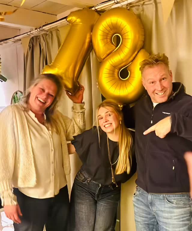 Onze Lenthe 18 jaar, je knippert met je ogen…en….!
Zo klein zoals ze was, alle eerste stapjes, leren fietsen, basisschool, middelbare school, fiets, scooter en auto.
Baby, peuter, kleuter, puber….naar een prachtige vrouw.
Zo leergierig en jezelf ontwikkelen, en dat doe je zo mooi! En vooral creatief, dat heb je misschien niet van een vreemde, maar gelukkig helemaal op je eigen manier!
Je bent een mooi mens, het is een feestje om jouw ouder te mogen zijn!
Hou van jou! ❤️