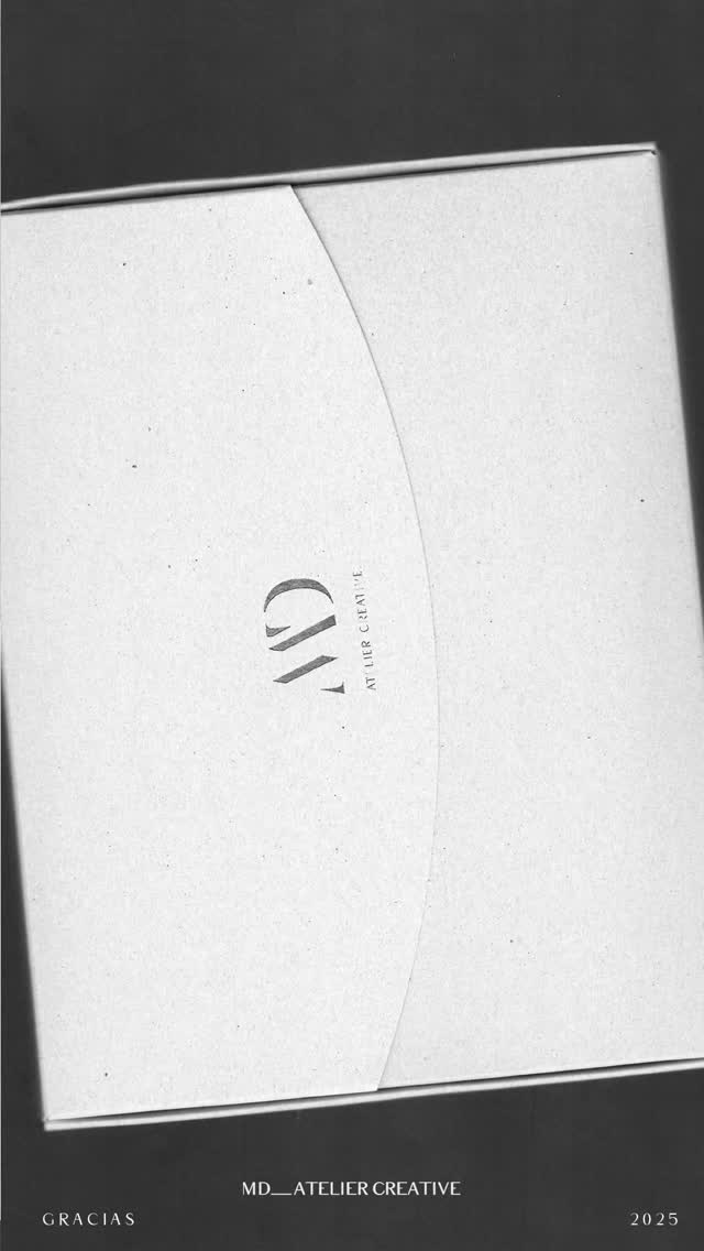 Este año ha sido muy especial para mí.
Un año de encuentros, de personas maravillosas que han llegado para quedarse, de proyectos que nacieron con cariño y que muchas veces son difíciles de mostrar en un solo vídeo 💫
Cada trabajo que aparece en estos fotogramas guarda una historia, un proceso, unas manos y un corazón detrás.
Gracias a todas las personas que hacéis posible esta locura de proyecto.
Gracias también a los proveedores que confiáis en nosotros y camináis a nuestro lado 🤍
Brindo por un 2026 lleno de amor, de ideas bonitas y de historias que merecen ser contadas.
Porque no solo es papel…
✨ son historias hechas a mano ✨
#mdateliercreative #2025