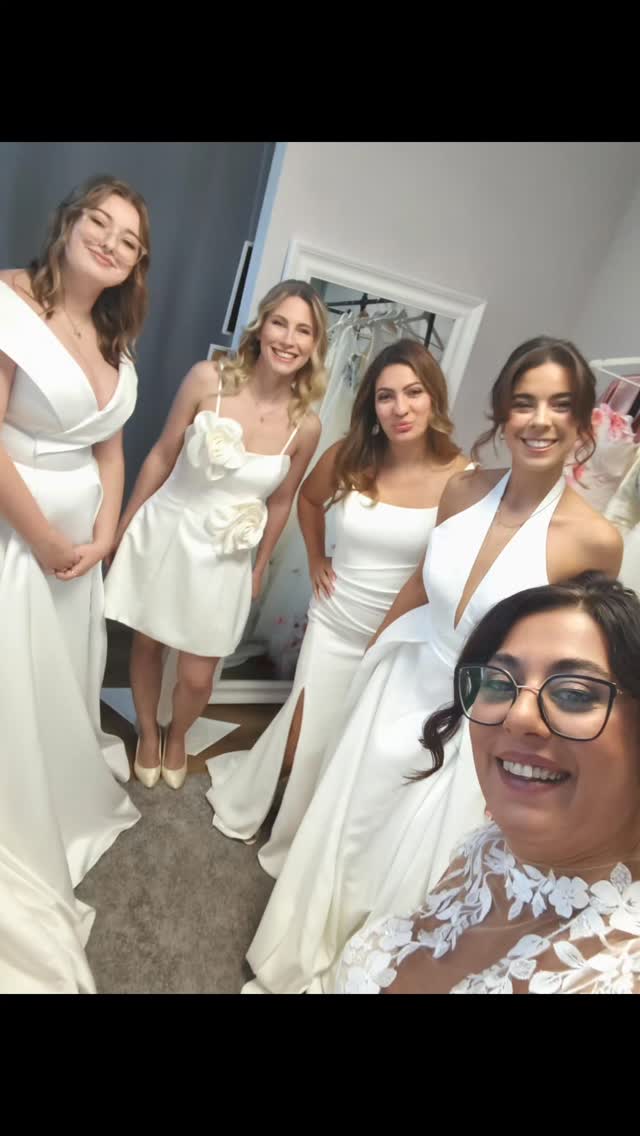 Das Jahr 2025 war ein Jahr voller Veränderungen und Herausforderungen.
Wir hatten in Mai unser Rebranding von Farbenfreude Brautstudio zu BeU Bridal, zeitgleich den Umzug unseres Studios in Löbau. Wir haben neue Mitarbeiterinnen gefunden und hatten mehrere tolle Messen und Events in unseren Studios.
Und als krönenden Abschluss haben wir BELPÈA als neue Marke für Maßkonfektion etabliert.
Wir hatten viele Herausforderungen, sind daran gewachsen und stärker daraus hervor gegangen.
Vielen Dank allen unseren tollen Bräuten, die uns 2025 ihr Vertrauen geschenkt haben. Ihr habt uns immer wieder Kraft gegeben, wenn wir gezweifelt haben, habt uns angetrieben und uns die Chance gegeben, unseren Service stetig zu verbessern.
Auch 2026 hält einige Challenges bereit für uns, aber wir freuen uns auf jede neue Erfahrung ❤️