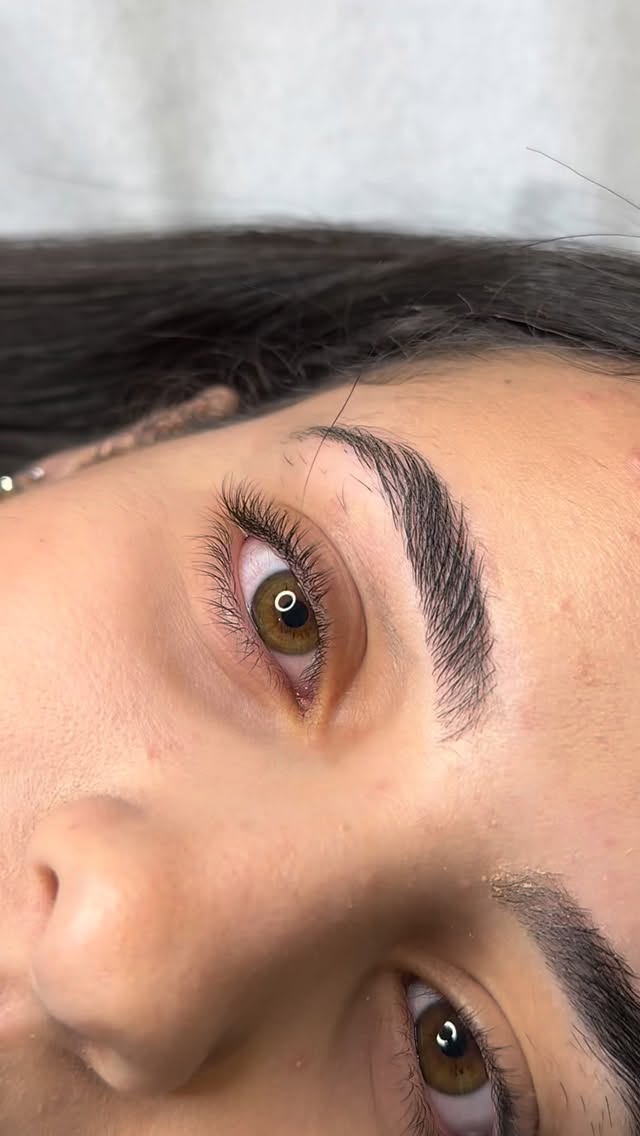 Extensions de cils #institutdebeaute#cils#lashes#lash#estheticienne#esthetique#cil#volumerusse#onglerie#ongles#nails#cilsmarseille#beauty#beaute#lashlift#marseille#clientes#studiobeaute#noel