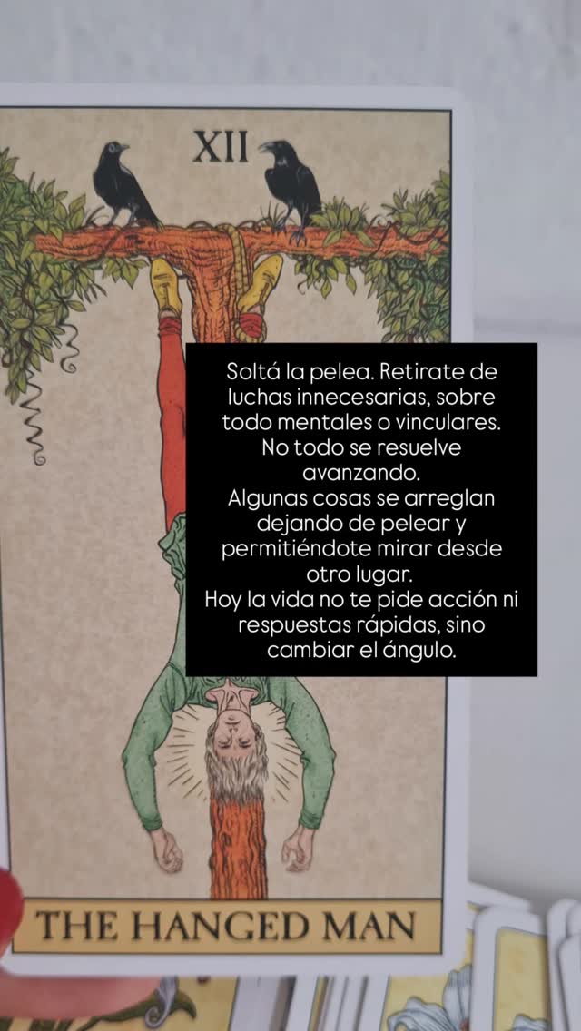 Soltá la pelea. Retirate de luchas innecesarias, sobre todo mentales o vinculares.
No todo se resuelve avanzando.
Algunas cosas se arreglan dejando de pelear y permitiéndote mirar desde otro lugar.
Hoy la vida no te pide acción ni respuestas rápidas, sino cambiar el ángulo.
Con amor,