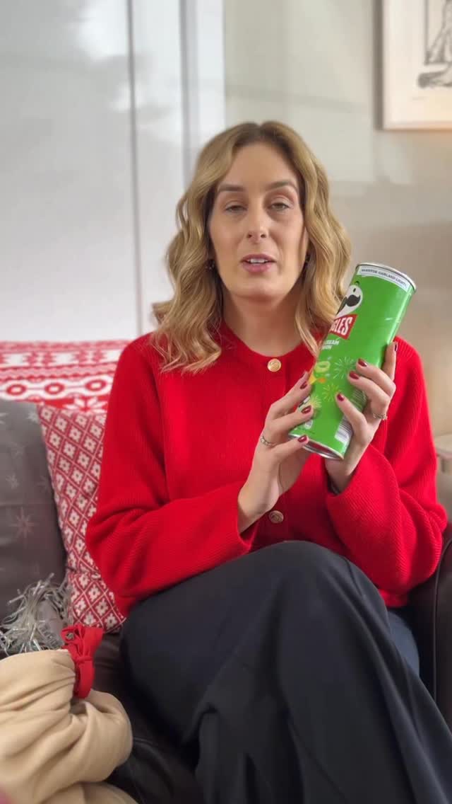 This hack saves us a LOT of stress each year ๐๐คฃ Be sure to save this for when youโre taking down the tree this year, future you will definitely thank you ๐๐ผโโ๏ธ
All you need is a Pringles tube per set, and a scissors! No more tangles and itโs so easy to pop them back onto the tree the following year ๐
#thehomereset #christmas #christmaslights #christmaslightshack #christmastree