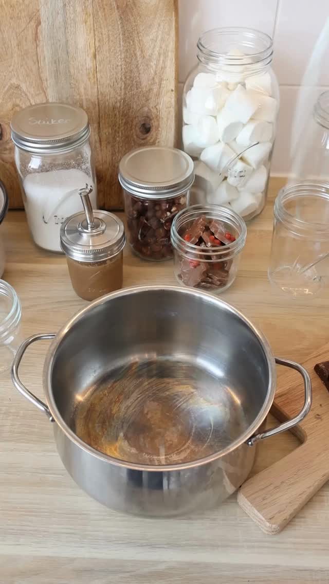 Even lekker bijkomen van de kerstdagen, met zelfgemaakte warme choco. En niet zomaar één, deze is extra lekker! Met onze producten wordt het een stuk leuker. Je zit voor je het weet in je pyjama, op de bank, met je chocomelk, naar je favoriete foute kerstfilm te kijken. Cheers!
#vita #mealprep #masonjars #foodpreserving #conserveren #voorraad #bewaren #voorraadkast #voedsel #voedselbewaren #opzetstukken #keuken #keukenaccessoires #kitchengoals #pressurecanning #canning #pantry #organise #kitchen #attachements #lifestyle #inspiration #pantrygoals #pantries