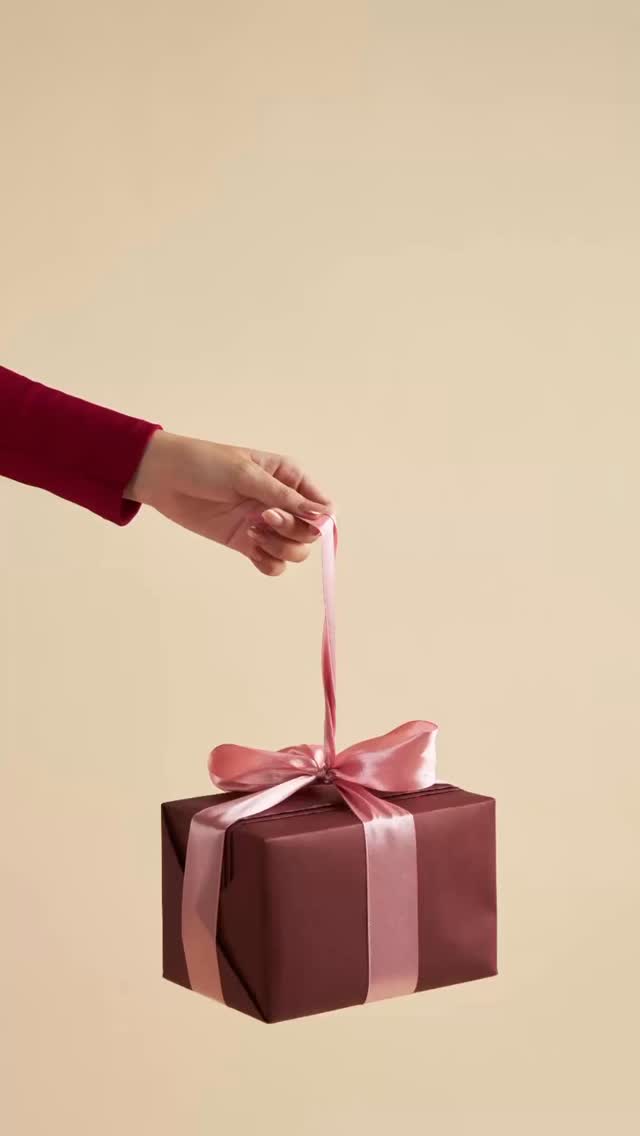 A new year, arriving without spectacle.
Less about reinvention, more about staying curious.
About noticing what feels good, what feels true, and what quietly lasts.
Thank you for being here, for reading slowly, saving thoughtfully, and caring about the details with us.
Here’s to another year of beauty, meaning, and intention.
Happy New Year ✨
#CurationEdit
#NewYearReflections
#SlowLiving
#QuietLuxury
#intentionalliving