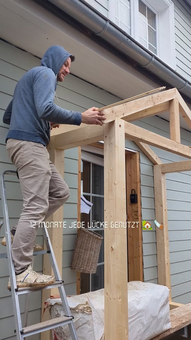 Ein Jahr. Zwölf Monate. Unzählige kleine Baustellen.
Zwischen Gästewechseln haben wir jede freie Minute genutzt. Die Wochenenden waren das ganze Jahr belegt und wir sind sehr dankbar dafür.🙏 Da hieß es auch unter der Woche ranklotzen:
✔️ Keller betoniert → Waschküche
✔️ Terrassenüberdachung & Vorbau
✔️ Garten endlich nutzbar gemacht
✔️ Neue Einfahrt zum Jahresende
✔️ 100 kleine Baustellen im und am Haus
Schritt für Schritt ist unser Ferienhaus weiter gewachsen 🏡
Auf zum nächsten Jahr mit tollen neuen und alten Gästen und weiteren Ideen die das Haus noch schöner machen.✨
#diy #jahresrückblick2025