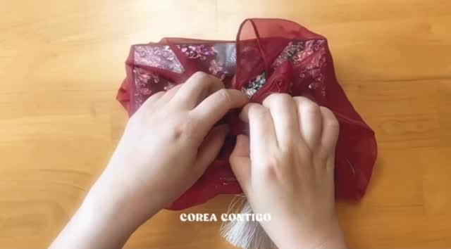 🎄✨ Pasteles de fin de año en Corea: tradición, diseño y artesanía 🇰🇷
En los últimos años, especialmente en 2025, los pasteles de fin de año en Corea han evolucionado mucho.
Ya no se trata solo de sabor 🍰, sino de diseños elaborados, estructuras altas y propuestas visuales ✨
Una tendencia que nació en las pastelerías de hoteles 🏨 y poco a poco llegó también a las cafeterías.
Este tiramisu de edición limitada de Hollys es un buen ejemplo.
Está inspirado en una caja tradicional coreana de nácar 🐚
conocida como najeonchilgi.
🔹 Dato especial
La caja fue realizada por un maestro artesano con 57 años de experiencia 👨🎨
utilizando técnicas tradicionales.
🪵 ¿Cómo se hace el najeonchilgi?
Se aplica laca natural sobre la madera y luego se incrustan pequeñas piezas de nácar,
una por una ✋✨
Es un proceso largo, delicado y lleno de paciencia.
El nácar, obtenido del interior de las conchas 🐚,
tiene un brillo iridiscente que cambia según la luz 🌈
y tradicionalmente se usaba para guardar objetos valiosos 💎.
💭 En lo personal, me atraen mucho las artesanías hechas a mano
que reflejan la vida cotidiana y las tradiciones de cada país 🌍.
Por eso, este pastel me pareció más que un simple postre:
es una forma moderna de conectar con la cultura coreana 🇰🇷.
En Corea, incluso un pastel puede convertirse en una experiencia cultural ✨
#corea #coreadelsur #coreacontigo #coreacontigotour #viajeacorea #turismocoreano #toursenespañol #toursencorea #guíaenespañol #FinDeAñoEnCorea
#PastelesCoreanos #Najeonchilgi #ArteTradicional
#CulturaCoreana #artesania #edicionlimitada #자개함티라미수