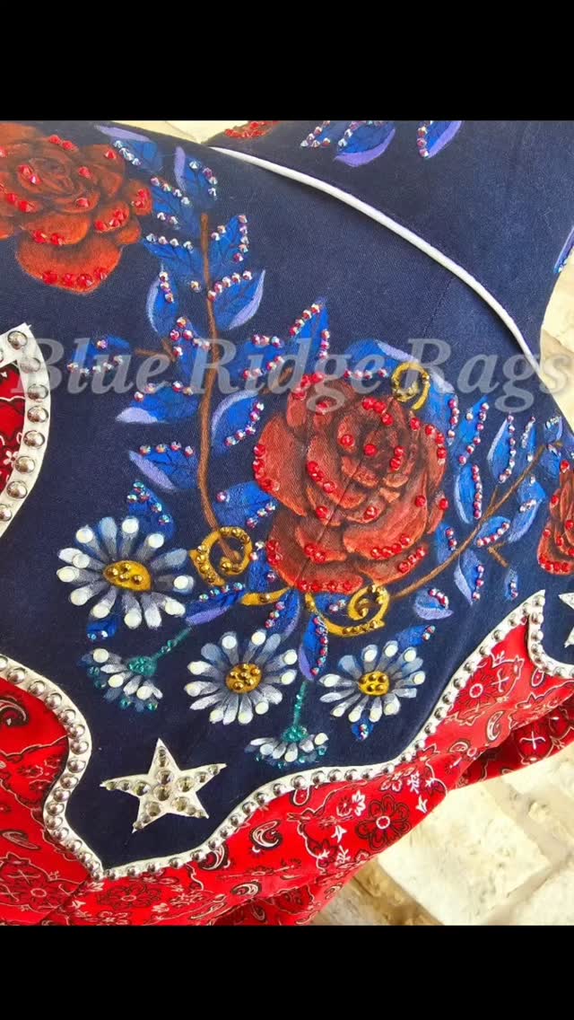 Hand painted retro shirt with bandana print, crystals, and studs. Love this one!
Model @missrodeousa
Photo credit @sherrysmith_photography