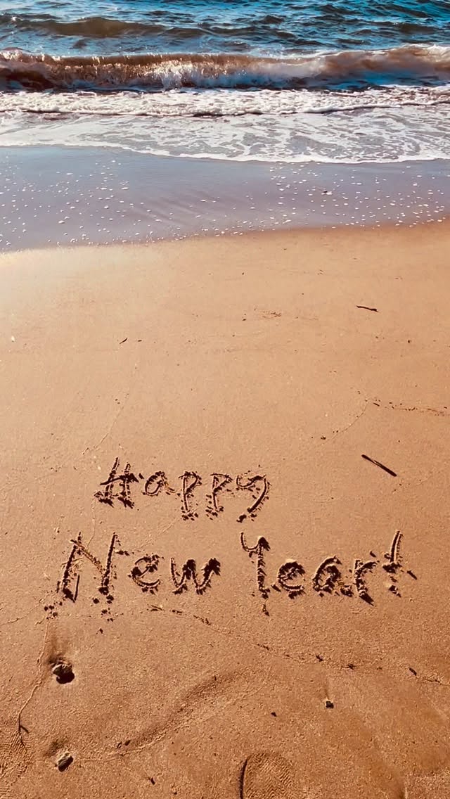 FR> Tout commence par des rêves de Grèce. En 2025, vous avez été plus de 200 à embarquer avec Oohmygreece 🧿. Votre fidélité et presence ont fait de cette année une aventure magique. Merci du fond de mon 💙 grec. Très belle année 2026 . 🎉
ENG > It all begins with a dream of Greece. In 2025, more than 200 of you embarked on this journey with Oohmygreece 🧿. Your loyalty and presence turned this year into a wonderful adventure. Thank you from the bottom of my Greek 💙.
Wishing you a beautiful 2026 🎉. #greekvibes #greecelovers #voyageenfamille #travelstory #greekvacation