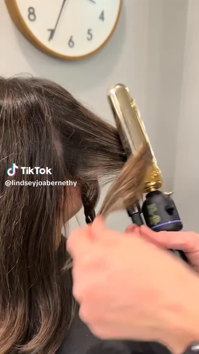@locksbylindseyjo curling away 😍
#hair #hairtutorial #curledhair #wc #wcsalon