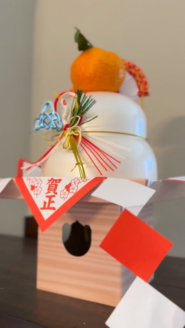 If you haven’t set up your New Year decorations yet, today (Dec 28th) is actually the best day to do it! 🎍✨
This is Kagami Mochi (鏡餅), a traditional offering to welcome Toshigami-sama, the deity of the New Year, who is believed to bring good health and abundance.
🍊 Why Two Layers? The two stacked mochi represent the Sun and the Moon. Stacking them symbolizes “Happiness Piling Up” (Fuku ga kasanaru) and the wish for a harmonious year.
🗓️ Timing is Everything!
Start Displaying: Dec 28th (Today is the lucky day!)
Avoid: Dec 29th (Sounds like “suffering” in Japanese) and Dec 31st (Considered “one-night decoration,” which is traditionally considered rude).
Kagami Biraki (The Opening): Usually on Jan 11th (depending on the region), we take down the mochi.
🙏 Why we eat it: In Japanese tradition, it is believed that the spirit of the New Year resides in the mochi during the holidays. By eating it in a warm soup (Zenzai or Ozoni) on the 11th, we share in that power and receive blessings for the year ahead!
Have you set yours up yet?
#KagamiMochi #JapaneseNewYear #Oshogatsu #JapaneseTradition #Mochi
お正月飾りの準備はお済みですか?実は**今日(12月28日)**が、鏡餅を飾るのに最も縁起が良い日なんです!🎍✨
🍊 鏡餅の意味 大小2つの丸いお餅は、太陽(陽)と月(陰)を表しています。これを重ねることで「福が重なる」「円満に年を重ねる」という願いが込められています。
🗓️ 飾るタイミング
今日(12月28日): 末広がりの「八」がつく縁起の良い日です。
避ける日: 12月29日(「苦」に通じるため)と12月31日(「一夜飾り」となり神様に失礼とされるため)は避けましょう。
🙏 鏡開き(1月11日) 年が明けたら、一般的に1月11日に「鏡開き」を行います(地域によって異なります)。飾っている間、鏡餅には年神様の魂が宿るとされています。そのお餅を食べることで、神様の力を体に取り込み、一年の無病息災などのご利益をいただくのです。
ぜひ今日中に飾って、気持ちよく新年を迎えましょう!
#鏡餅 #お正月準備 #鏡開き #日本の文化 #KojiAndMore