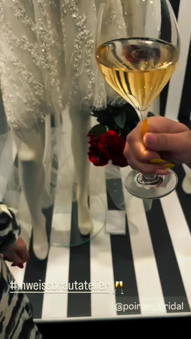 Wir wollten es wirklich lassen… aber 2025 ohne Insta-Jahresrückblick? Unmöglich. 📸✨
Danke an unsere Bräute, Dienstleister und Models,für euer Vertrauen, eure Energie und dieses unfassbar schöne Jahr.
Was für eine Reise 💫.Danke 2025❤️wir freuen uns auf 2026.✨
#inweissbrautatelier #2025recap #dankbar #lovewhatwedo #team