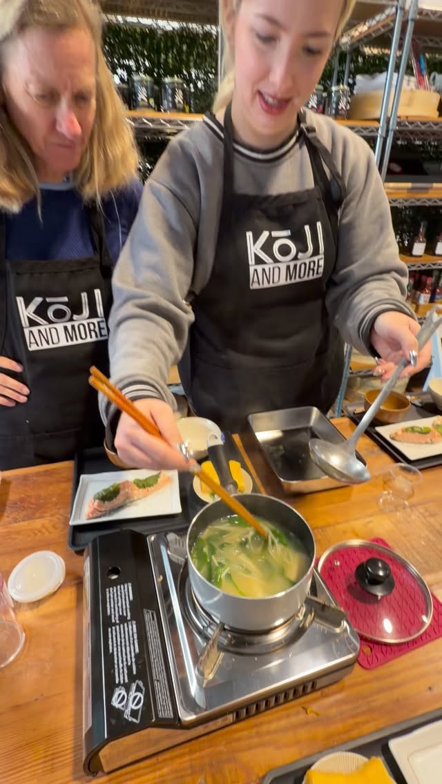 Today’s Japanese breakfast cooking class was all about going back to basics @taste.eatery 🍚✨
We made & enjoyed:
- Dashimaki Tamago (Japanese rolled omelet)
- Miso soup from scratch with real dashi
- Steamed salt-koji marinated salmon
- Steamed Haiga rice
- Hiyayakko topped with ginger, green onions & katsuobushi
- Koji amazake
What I loved most?
✨ Learning Japanese fermentation together — and watching everyone try natto (some for the first time!), laugh, and have fun exploring new flavors.
Japanese home cooking isn’t complicated.
It’s about simple techniques, fermented foods, and meals that support your gut and body.
Thank you to everyone who joined today 🙏
📩 DM me if you’d like to join the next class!
今日は和朝食クッキングクラスでした 🍚✨
作って・味わったもの:
・だし巻き卵
・一から作るお味噌汁(本物のだし)
・塩麹漬けサーモンの蒸し料理
・胚芽米(はいがまい)
・冷奴(生姜・青ねぎ・鰹節トッピング)
・麹甘酒
私が一番嬉しかったのは、
✨ 日本の発酵について学びながら、みんなで納豆にチャレンジして、笑い合いながら楽しめたこと。
和食は難しくありません。
発酵・シンプルな調理・体と腸を整えることが基本です。
ご参加ありがとうございました☺️
次回クラスに参加したい方は 📩 DM してください!