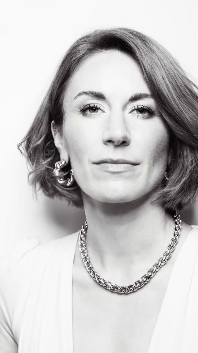 HAPPY NEW YEAR’S EVE EVE 🥂✨🌙
To my dearest followers,
Wishing you all the happiest new year! I don’t know about you but I’ve definitely found it to be a year of challenges, on the flip side boy have I learnt the art of resilience.
A massive thank you to each and everyone of you for your love and support this year, whether it be liking a post, sending a message of encouragement or turning up to a gig, it truly means the world and melts my heart.
Also to my wonderful boys, you’ve been a delight to work with and I love you all dearly.
Here’s to a fabulous 2026, may it be filled with happiness, joy and inner peace and of course lots of jazzy goodness.
Sarah x
.
.
.
.
.
.
#sarahjonesjazz #jazzsinger #jazzvocalist #happynewyear2026 #feelinggrateful
Photography: @getmarvin