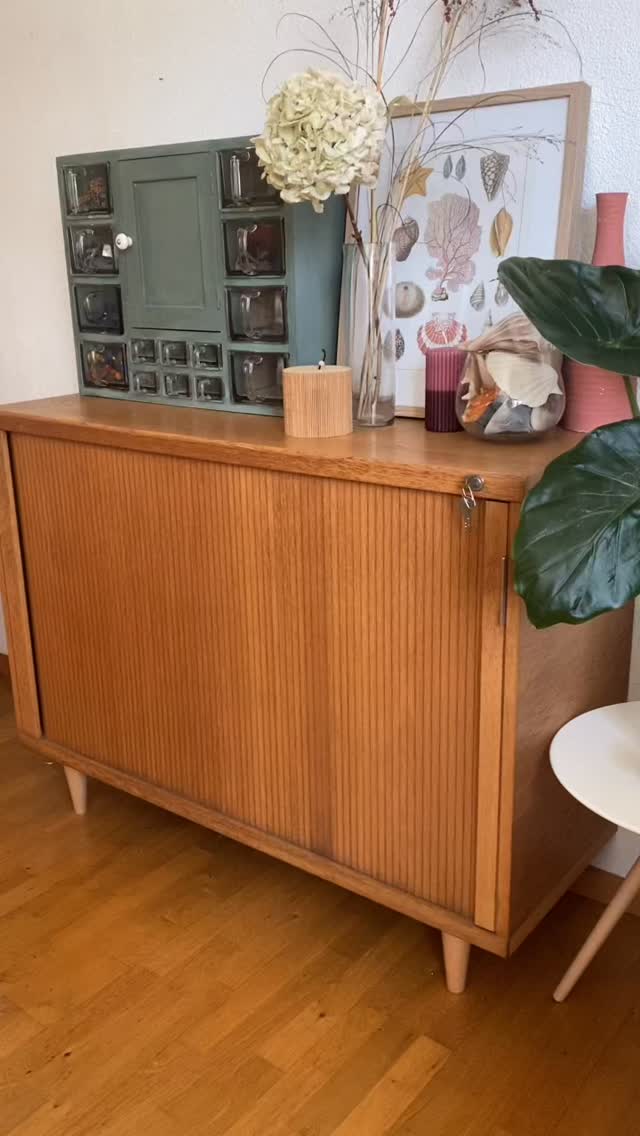 SOLD - for all your precious little somethings - a really old piece of kitchen furniture I cut out to a miniature piece with original glass drawers that were once filled with flour, sugar, salt. Now for whatever treasures you keep at home.
#littlesomething #treasurechest #antique #upcycling