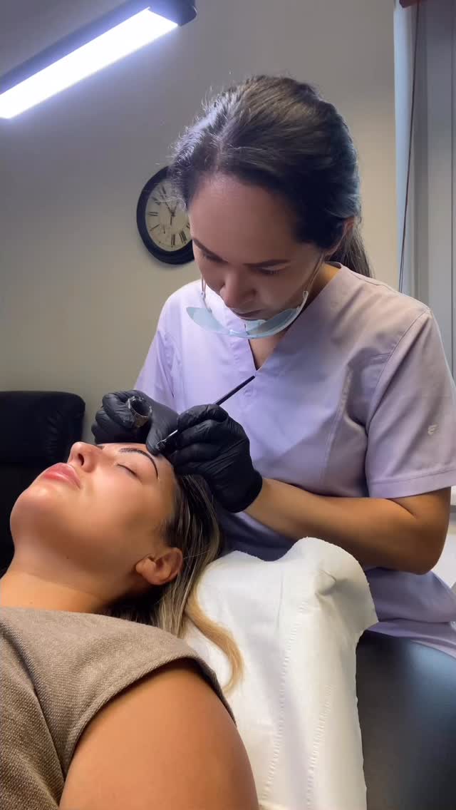 Follow me @belens.pmustudio ✨
If you live in Cardiff and want fuller, more defined brows with a natural makeup effect, Henna Brows are perfect for you.
This treatment uses a temporary natural pigment that tints both skin and hair.
- Custom brow design
- Hair removal (wax)
- Natural Henna tint
📍Cárdiff
Book your appointment today
#hennabrows #browartist #cardiffbrows