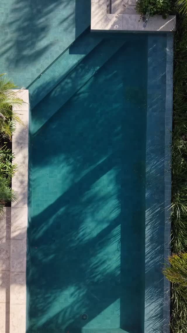 Registros da Casa Bosques pouco antes da finalização da obra. Trata-se de uma reforma substancial das fachadas e das áreas externas, executada em tempo recorde.
Imagens: @recantotropicalgarden
Projeto e gerenciamento: @galeria_733
Execução: @soulengenhariars
#arquitetura #casabrasileira #casascontemporaneas #galeria733 #reformafachada
_____________________________________________
contato@galeria733.com.br
Fone: (51) 3416-0412
•
GALERIA 733