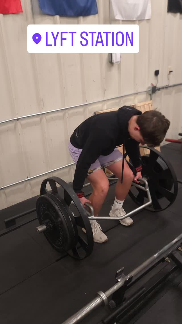 Caiden working hard today, hit out trap bar deads for progressive loading, cleans for explosive and reverse lunges for unilateral strength.
#gym #athlete #football #mondaymotivation