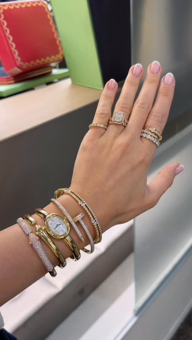 A new creation “cuban style” pavé band twin set rings made from rose gold and lab grown diamonds with a halo setting, which amplifies the center cushion shaped diamond, adding depth and allure to this exquisite piece.
Our diamond bangles are perfect for the modern woman who values subtle sophistication. Thin, delicate design that add a touch of refinement to any ensemble. Ideal for everyday wear or special occasions, these bangles seamlessly transition from office to evening.
#diamondbanglestack #solitaireantwerp #antwerpshop #diamondsinantwerp #antwerpen