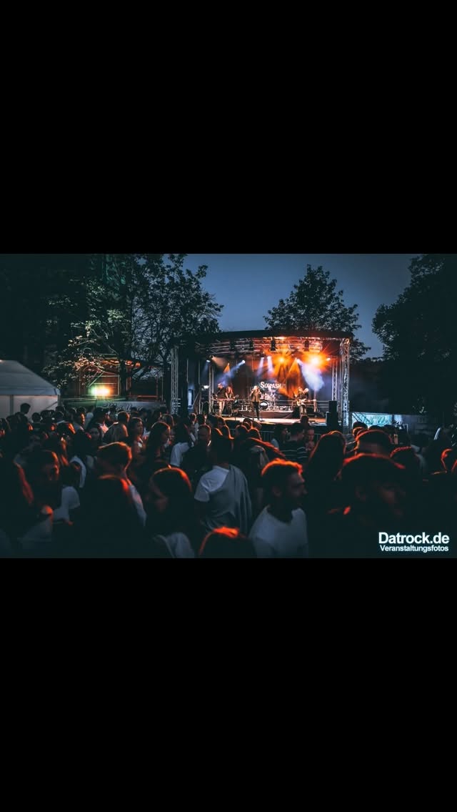 2025 neigt sich dem Ende zu.
Wir sind dankbar für die vielen Konzerte und gemeinsamen Stunden die wir mit Euch hatten! Danke auch an all unseren Kollegen! Mit Euch zu Arbeiten ist uns immer eine große Freude!
Ein besonderer Dank gilt hierbei unseren Familien, die uns so stark unterstützen und uns den Rücken frei halten, wenn wir auf den Bühnen stehen und mal wieder mit Euch die Nacht zum Tag machen! 😊
Kommt heil uns sicher ins neue Jahr! Wir freuen uns schon darauf mit Euch 2026 zu feiern und zu tanzen!
Sixpash 💙
#2025 #sixpash #thankful #throwback #love