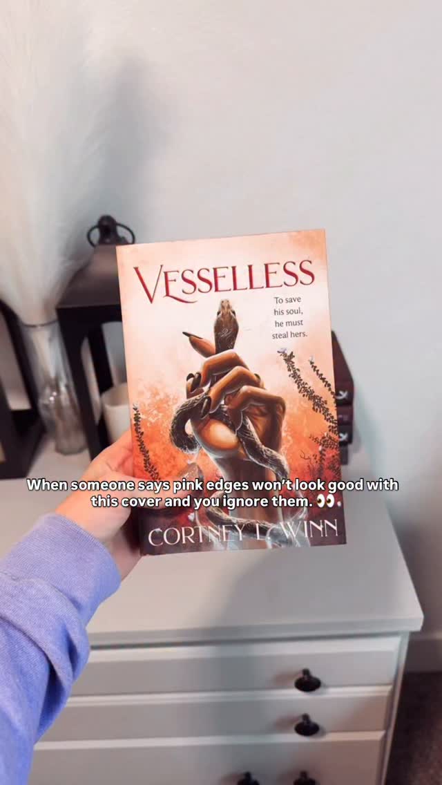 Glad I ignored that person because the pink dagger edges are my favorite 🤩
These Valentines-inspired edges are ready for ROMANTASY BOOKCON LA in February! 😱🎉 If you want one, make sure to preorder yours on my website! Thank you guys for all the love and support! I am excited to be able to take something special to the conference this year!
The beautiful edges were designed and sprayed by @bookish_signs 🖤